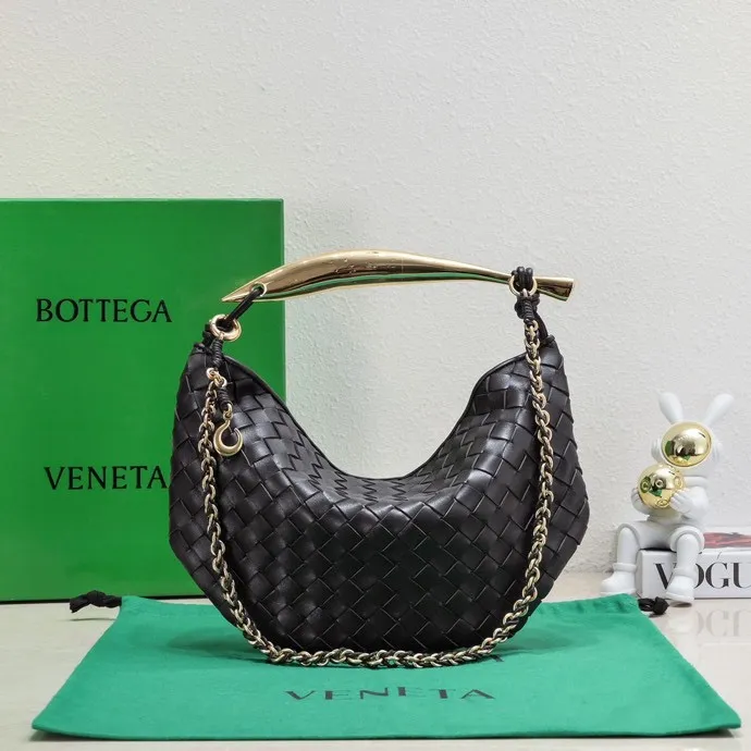 Batch 1860 Bv2024 early spring new product ⛓️Chain SARDINE 💙 Upgraded chain shoulder strap ⛓️ Chic and high-end, showing the fashion taste of urban women! Metal handles and classic weaving are combined together to perfectly integrate art and elegance. Through exquisite craftsmanship, new sardine-shaped handles are cast, and the brass material is the finishing touch. Each handle has a unique light-floating effect. The top-grade sheepskin material is woven to create a half-moon-shaped bag body, which has a fleshy touch and satisfies the preferences of those who pay attention to details. It is the most outstanding fashionable item for any occasion! 💕 Size: 33x20x4, Model: 6768#